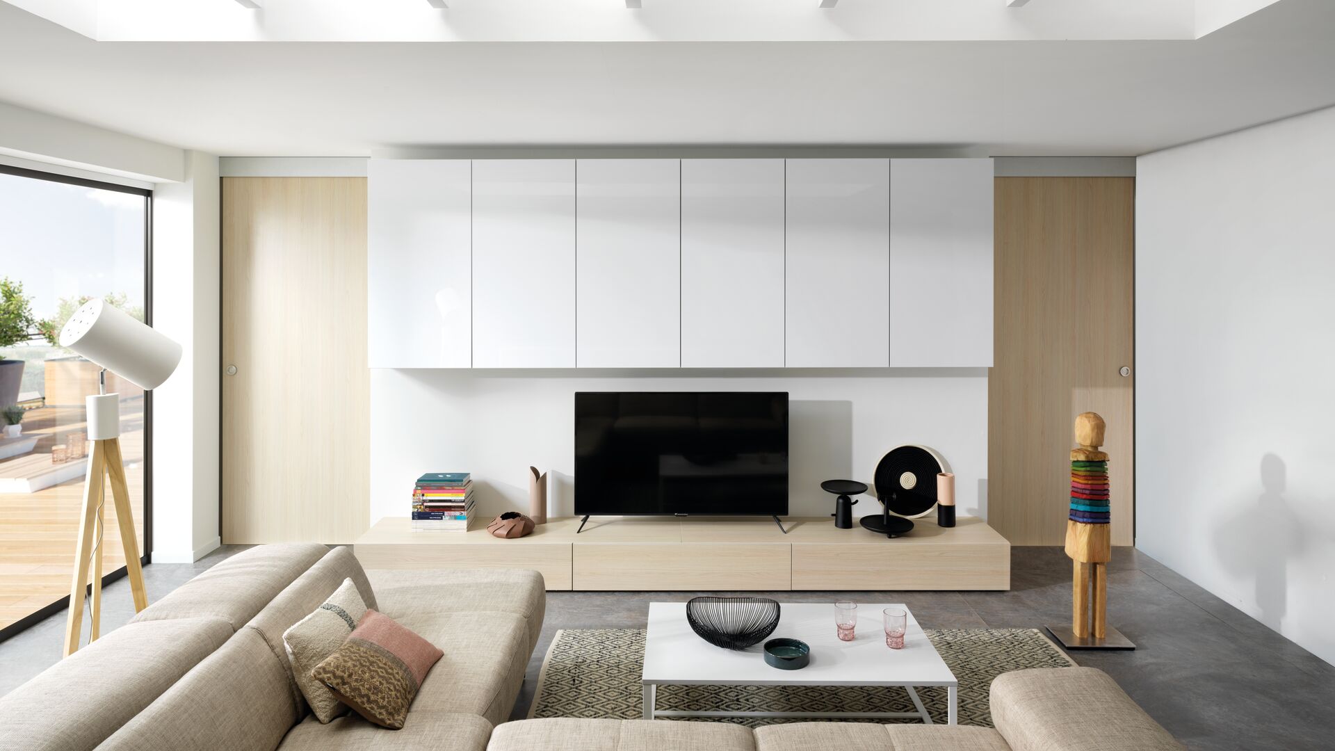 Vue d'ensemble de face du salon avec le meuble tv blanc et bois et de la table basse bois
