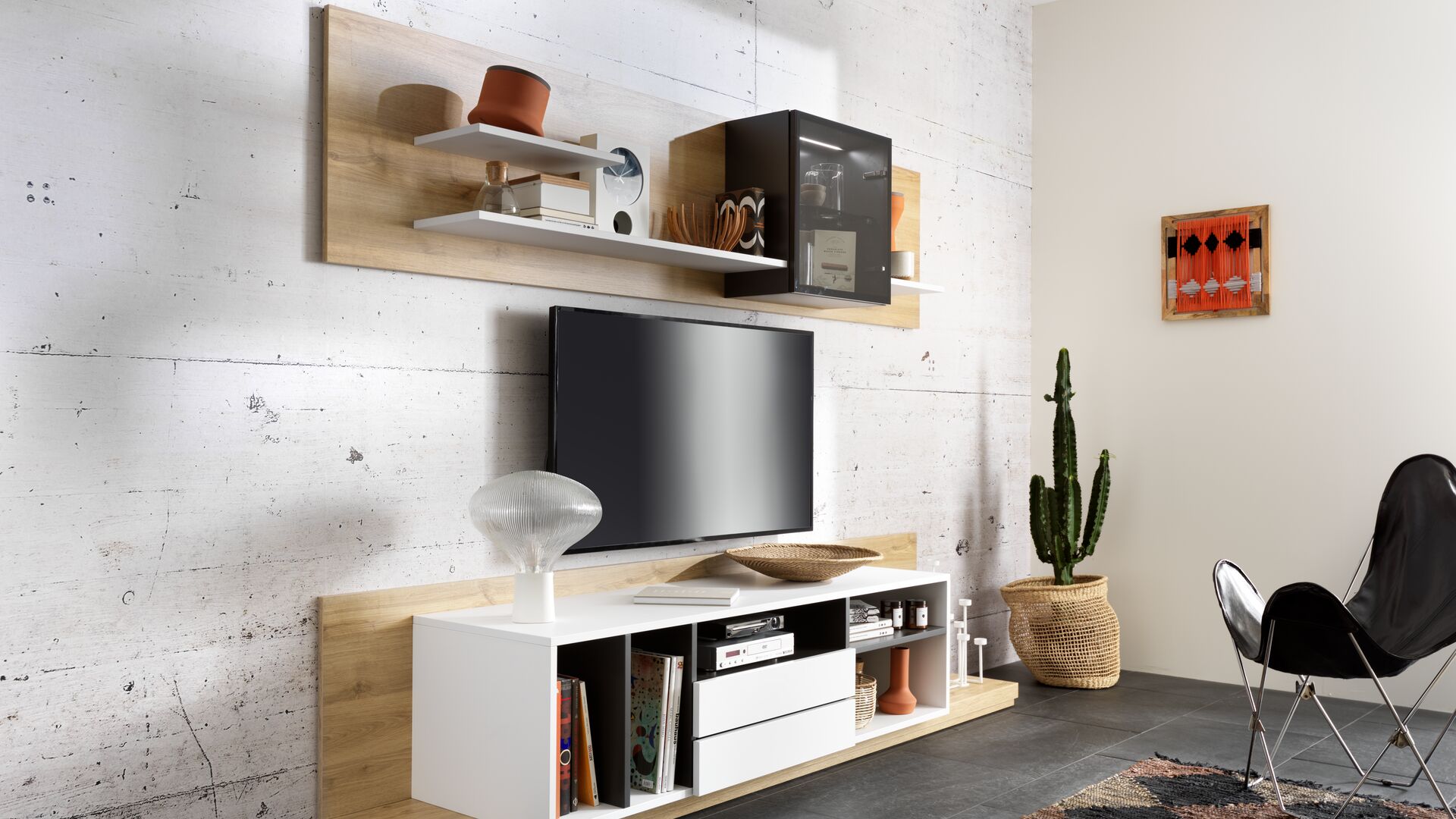 Mueble TV estilo escandinavo madera clara y blanco colgado