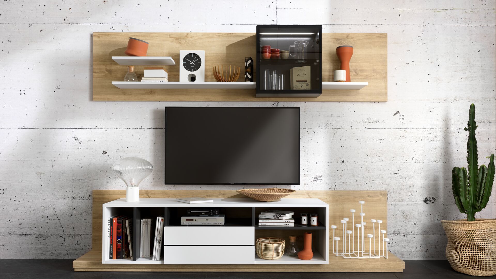 Mueble TV colgado de color madera y blanco de estilo escandinavo