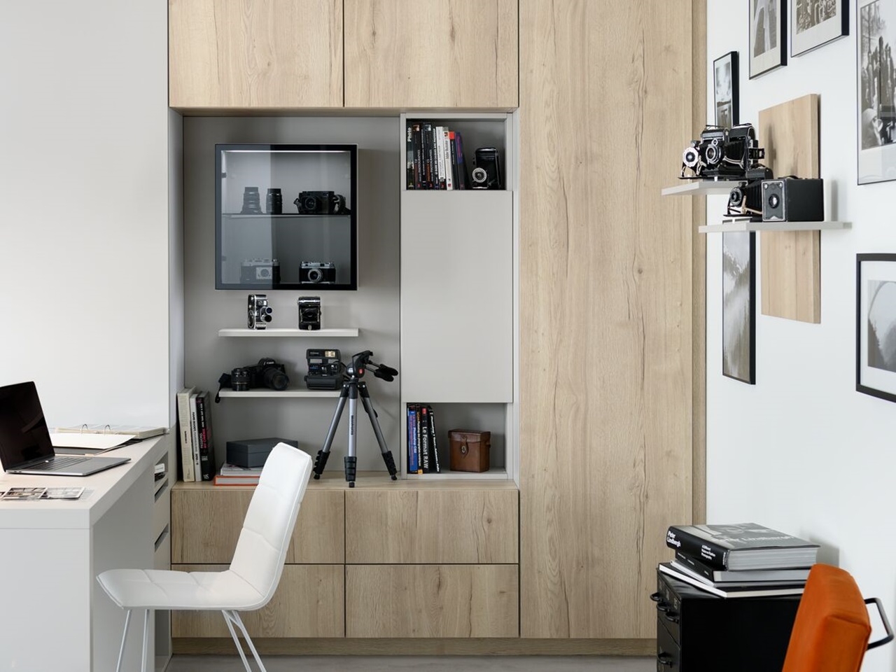 Büro für Fotografen mit Nischen und Regalen auf Maß in Holzdekor mit weiß