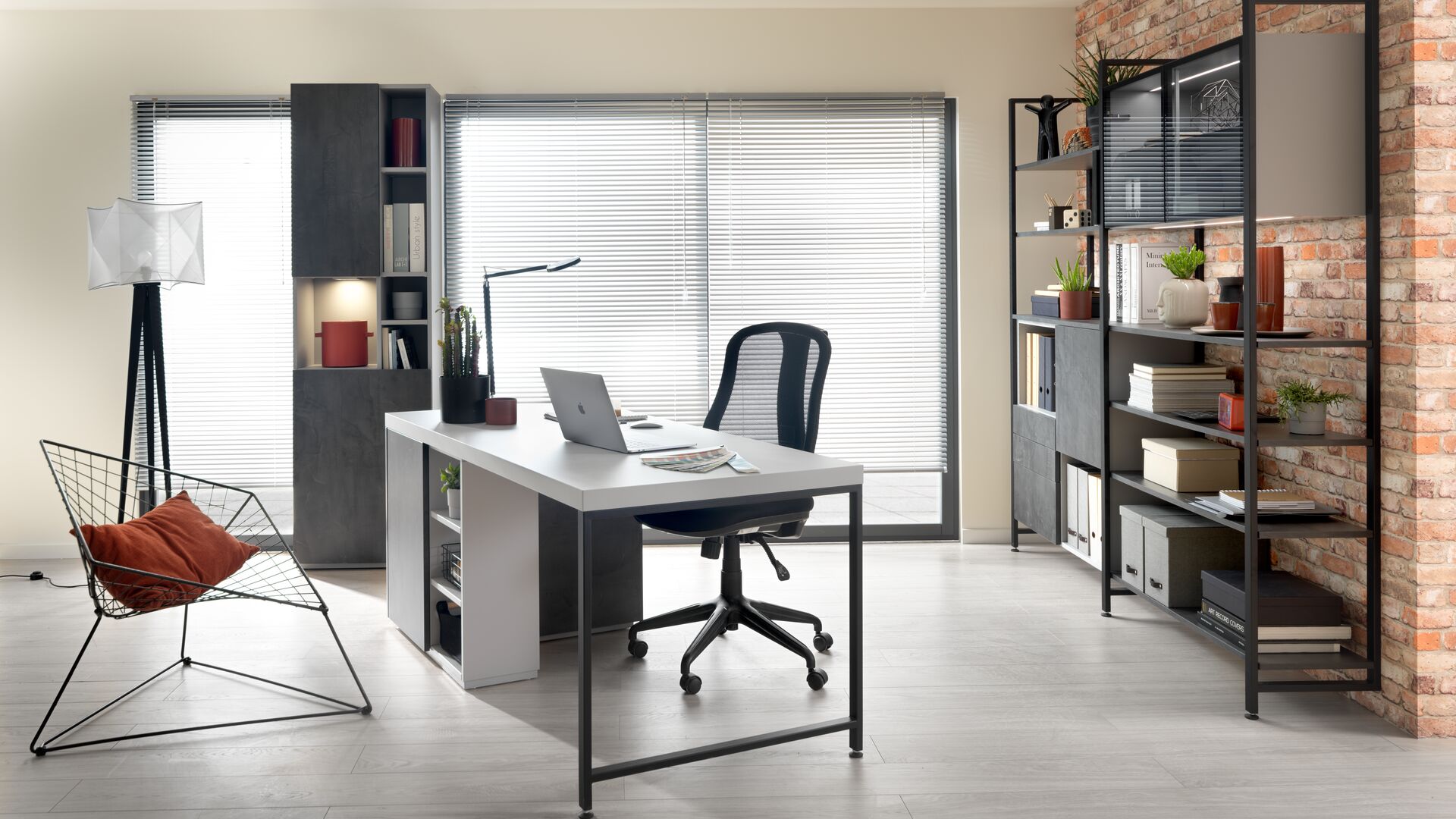 Bureau style industriel avec étagères métalliques noires et meubles gris