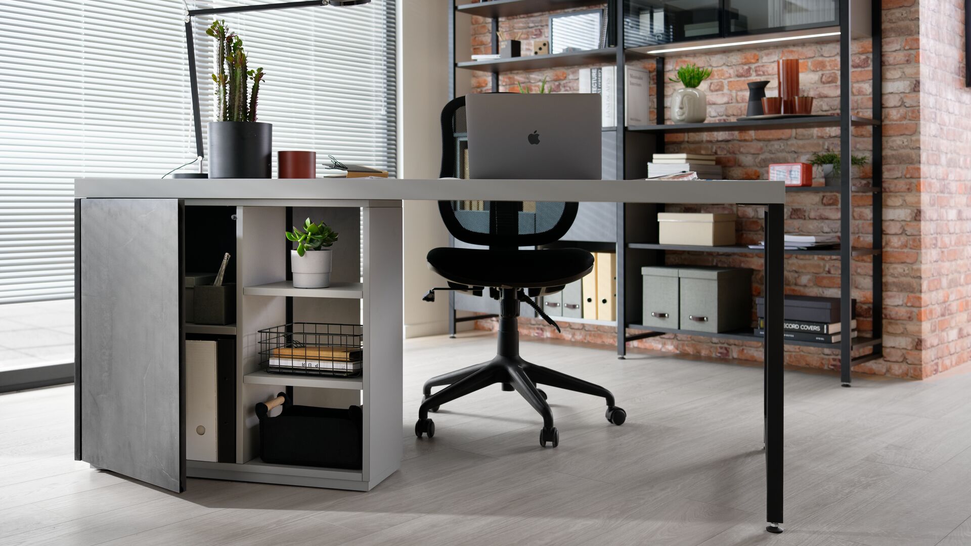 Grauer Schreibtisch mit doppelseitigem Stauraum