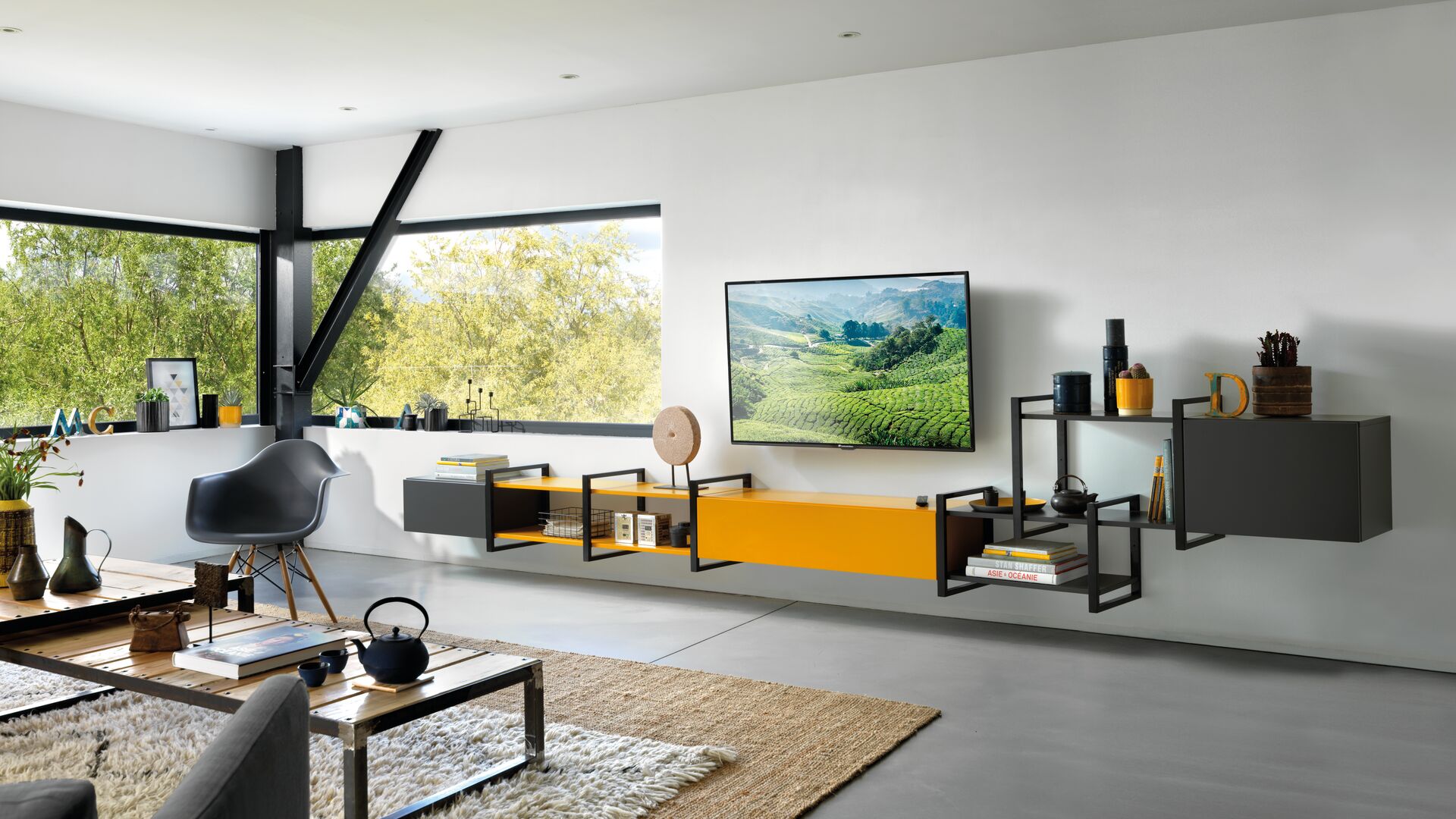 Vue d'ensemble de biais sur le meuble tv jaune et noir