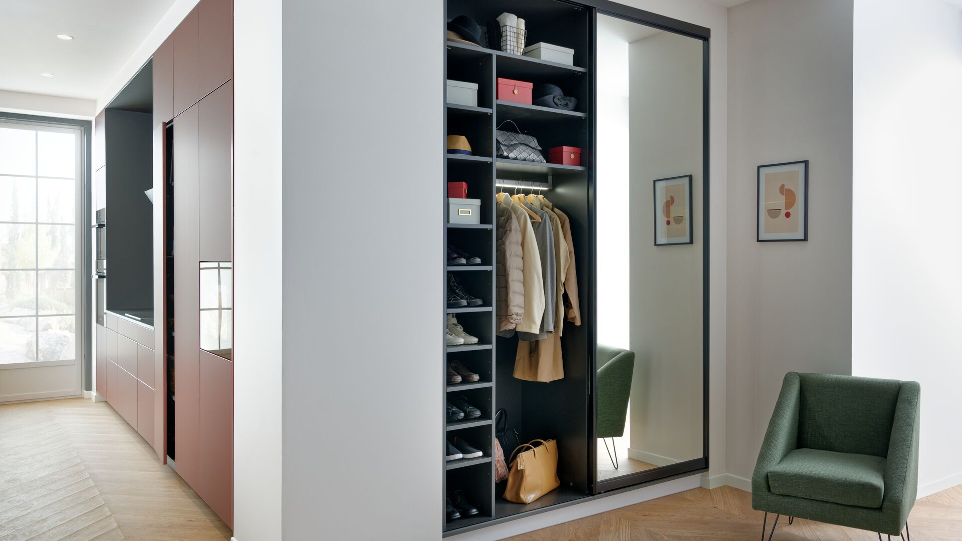 Entrance wardrobe with shoe compartment and hanging space