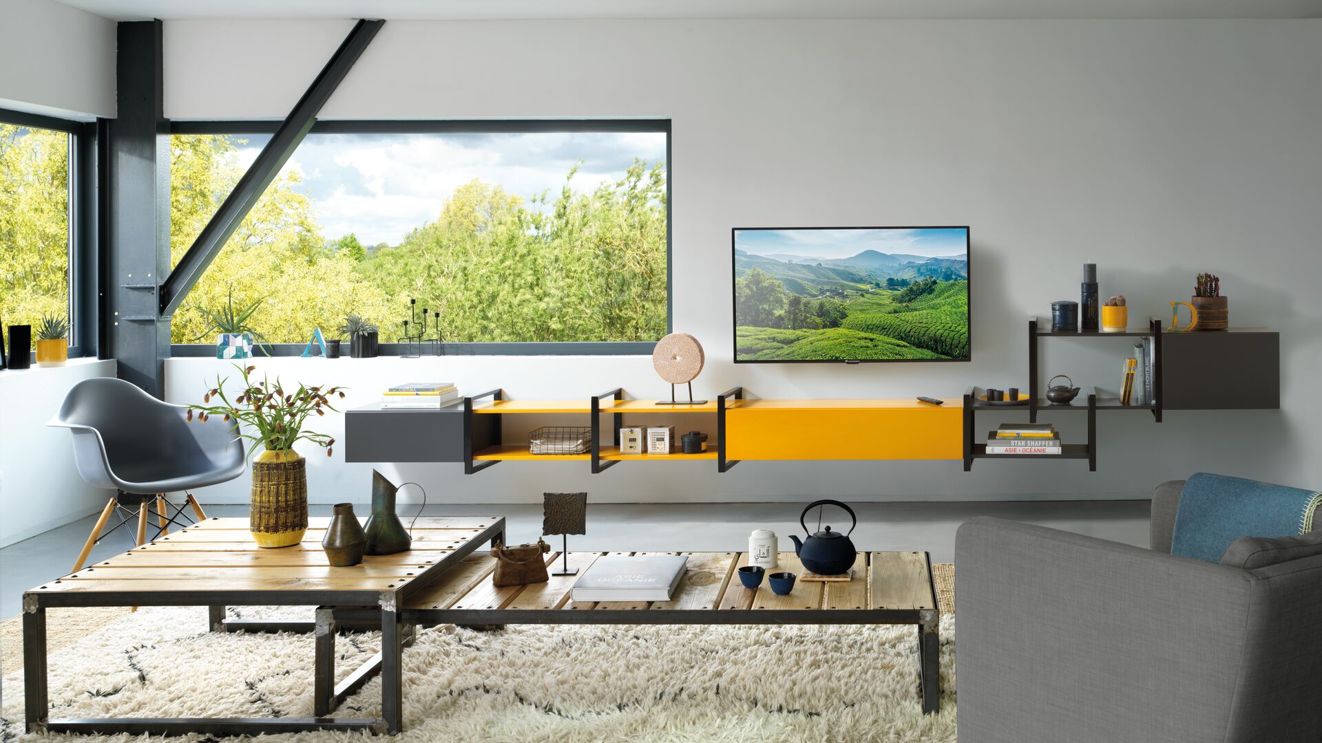 Frontansicht auf das schwarz-gelbe TV Möbel