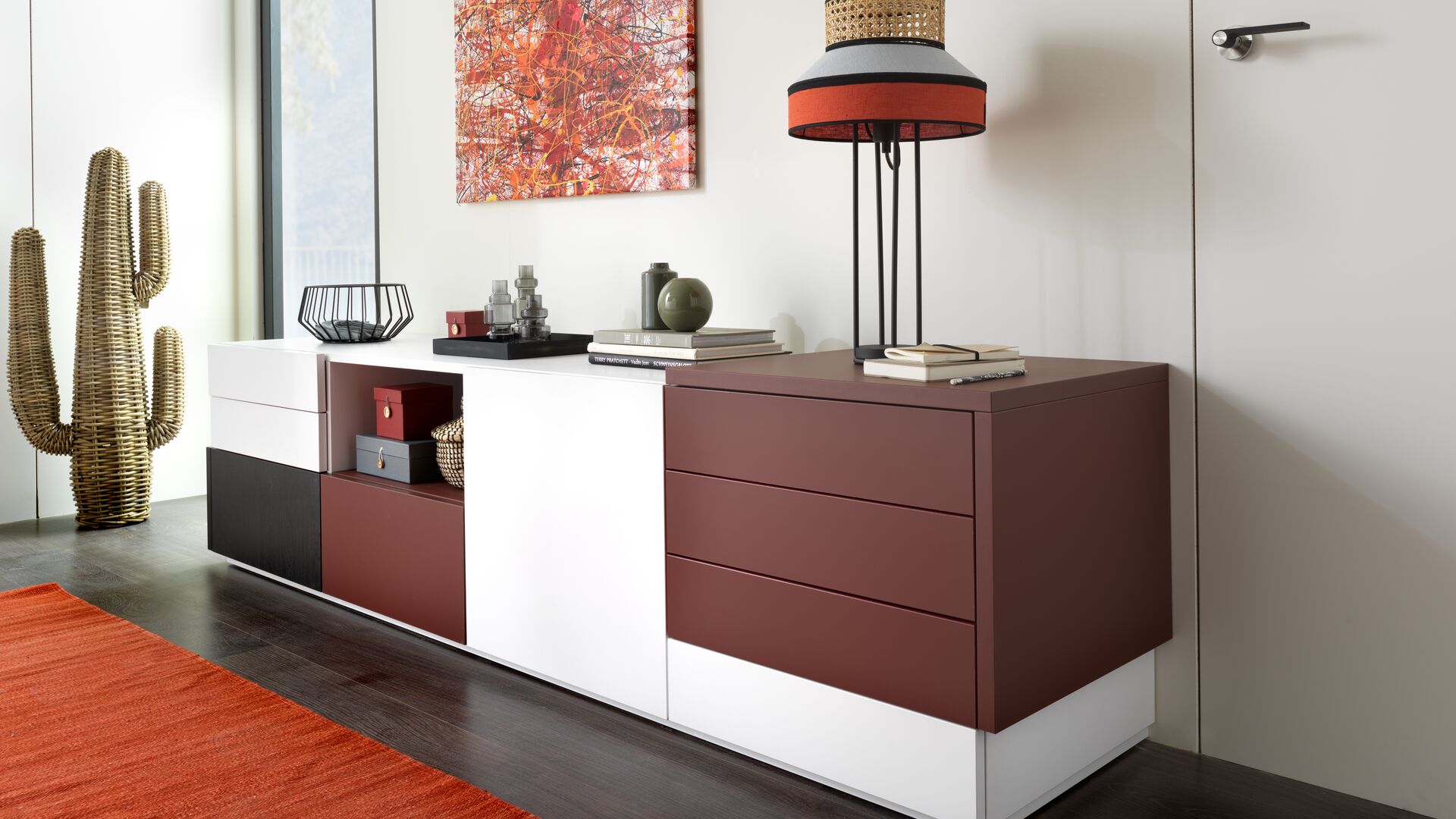 Designer-Möbel in rot, weiß und schwarz