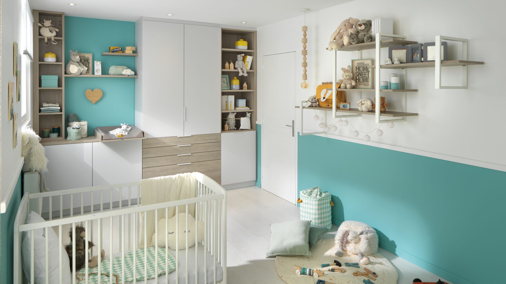 Vue d'ensemble de la chambre bébé, avec le lit au premier plan, le meuble souspendu à droite, et le rangement avec penderie en deuxième plan