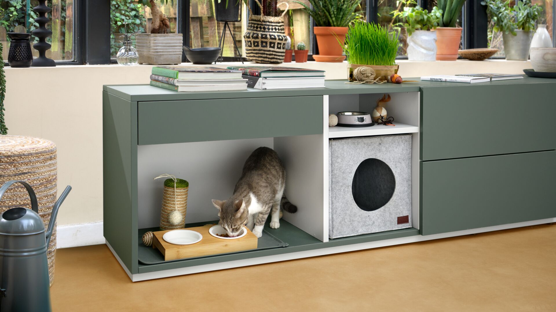 Mueble bajo de cocina con comedero para gato y espacios para la comida