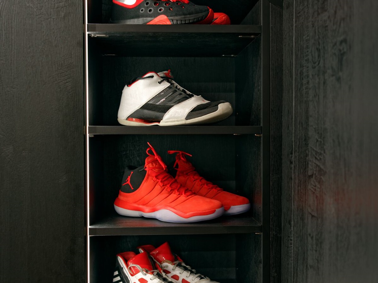 Made-to-measure shoe shelves for the basketball collector