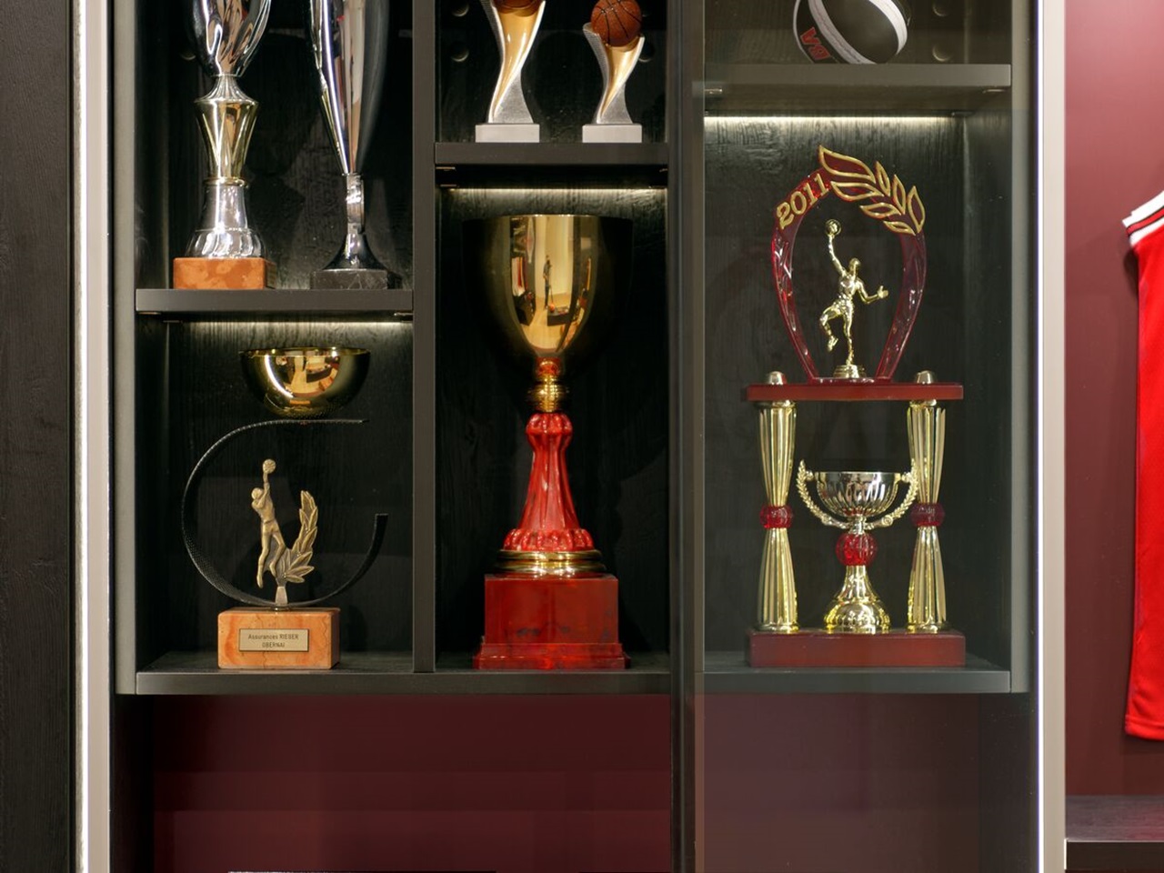 Show window with made-to-measure illuminated niches for sports trophies