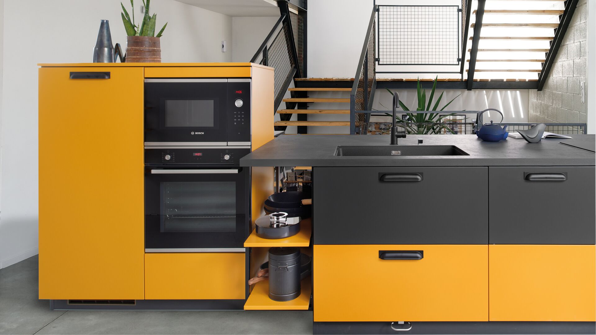 Island with an black worktop