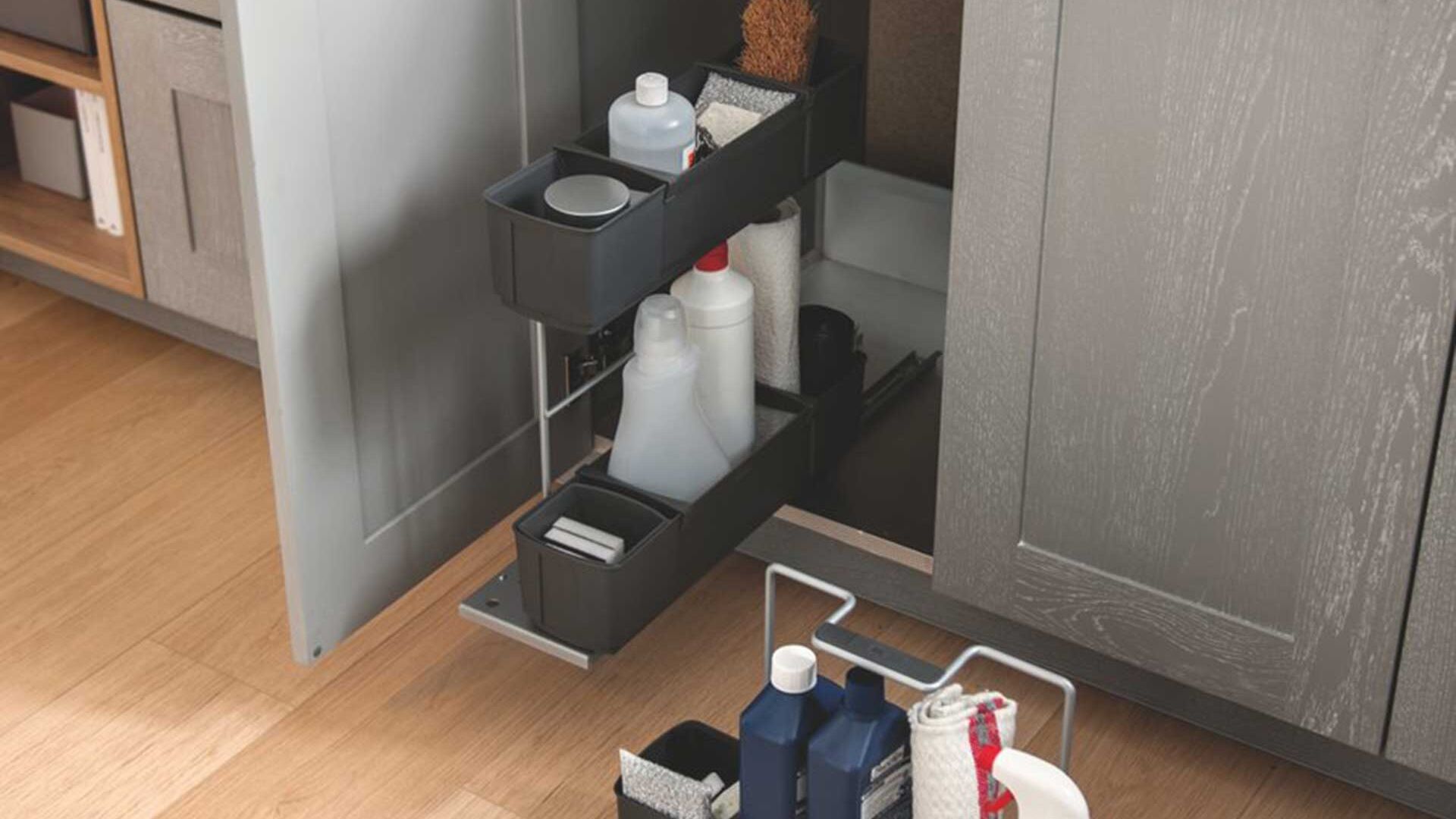 Schmidt - Distribuir los muebles de la cocina a lo largo de solo una pared  es una buena opción (o incluso la única) en espacios reducidos. Apuesta por  armarios altos con puertas