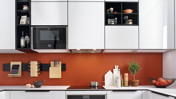 Farbige Nischenrückwand über die gesamte Länge mit weiß lackierten Küchenmöbeln