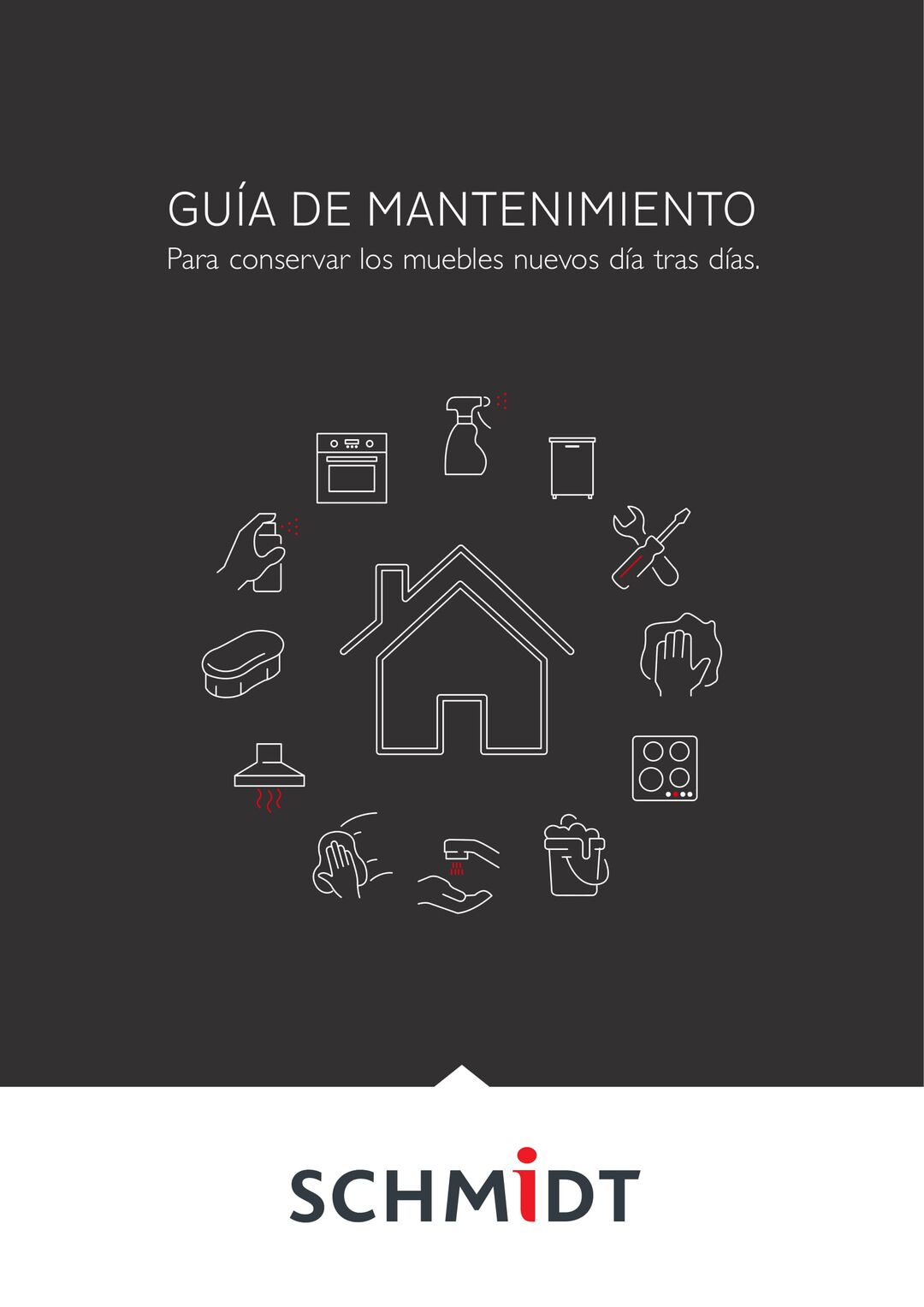 Vue d'un salon avec un canapé et une table basse, une cheminée avec un feu allumé au premier plan et les baies vitrées en arrière plan.