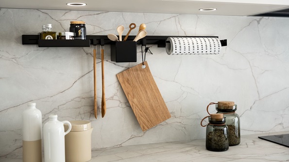 Nischenrückwand mit Wandorganizer für Küchenutensilien
