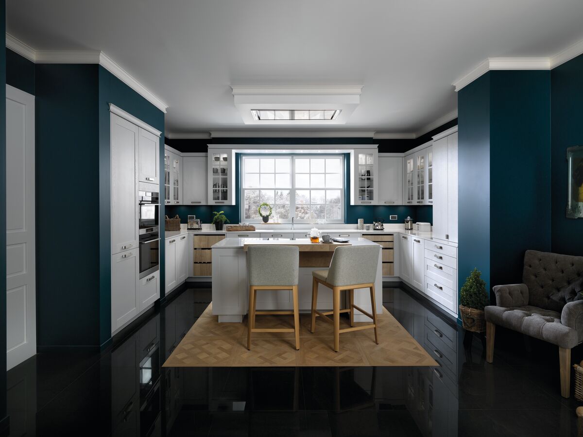 Cocina azul y blanca con isla central