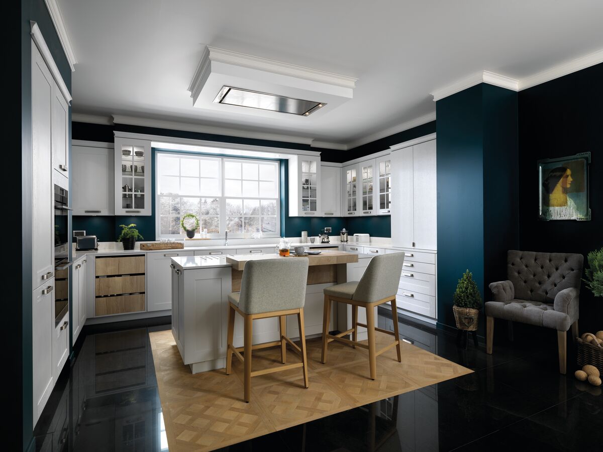 Cocina de pared azul con isla central y frentes blanco de marco