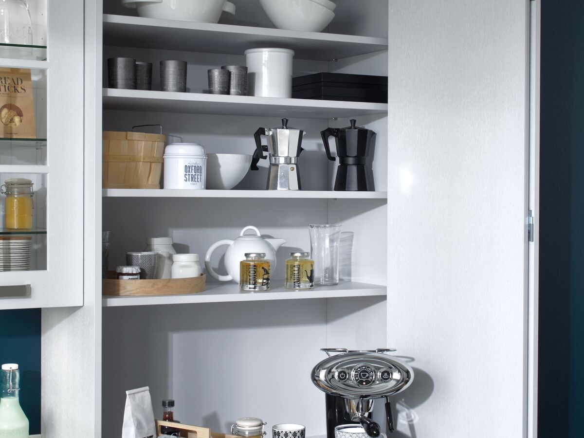 Almacenamiento oculto detrás de la puerta plegable con estante deslizante para la máquina de café