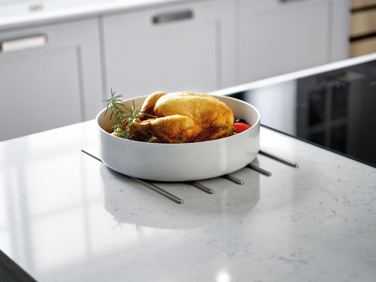 Salvamanteles integrados en la superficie de trabajo junto a la placa de cocción