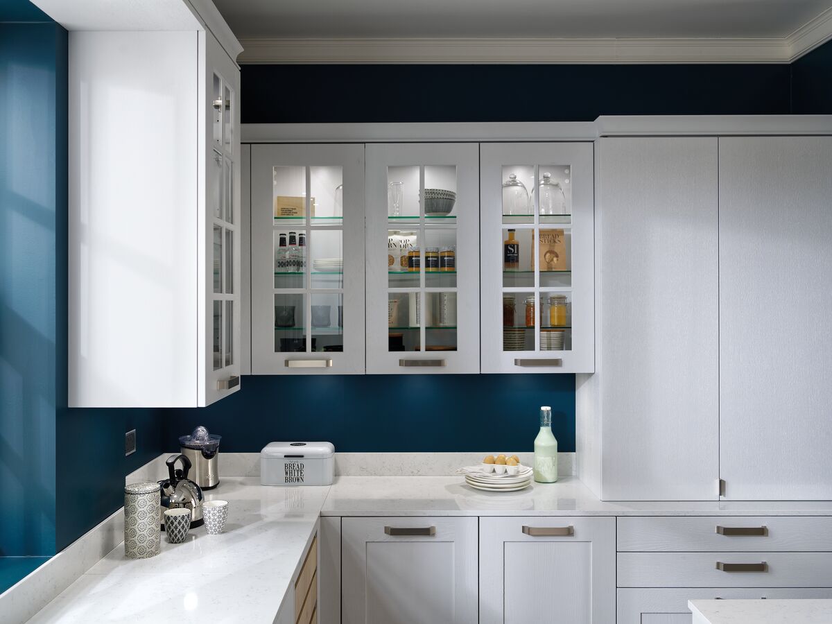 Cocina con mueble frontal de cristal y encimera de cuarzo extra fino