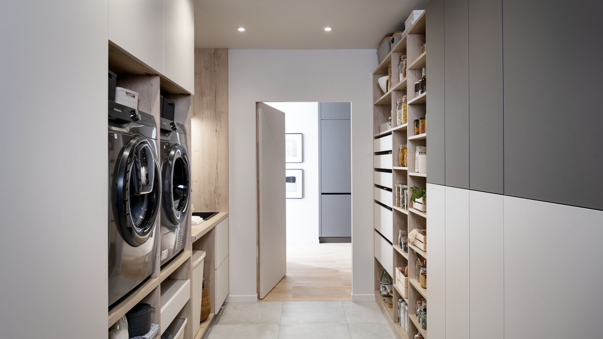 Interior de lavadero moderno con muebles de almacenamiento