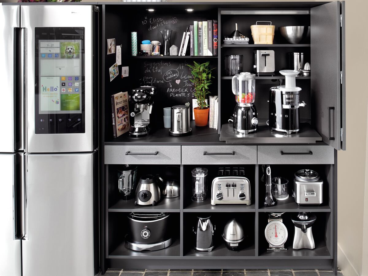 Muebles con nichos de almacenamiento, puerta plegable y estante deslizante con robot de cocina y estantes superiores