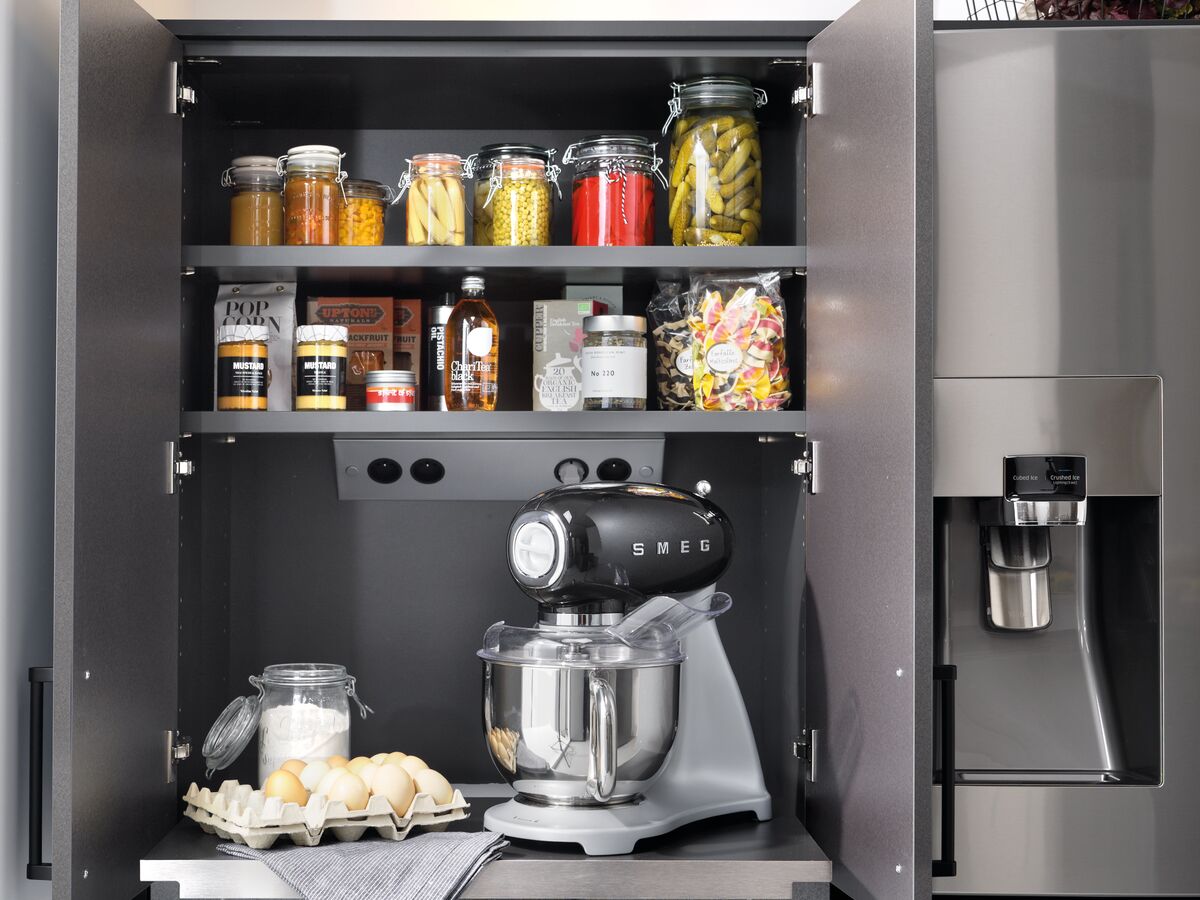 Armario con repisa corredera y robot de cocina integrado en la unidad de almacenamiento