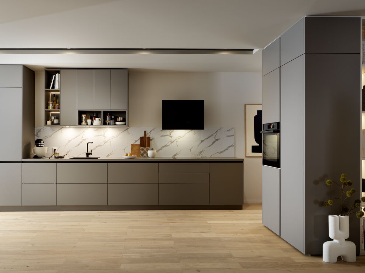 Schmidt Küchen Urban – Moderne Inselküche Anthrazit – Beige und Schwarz