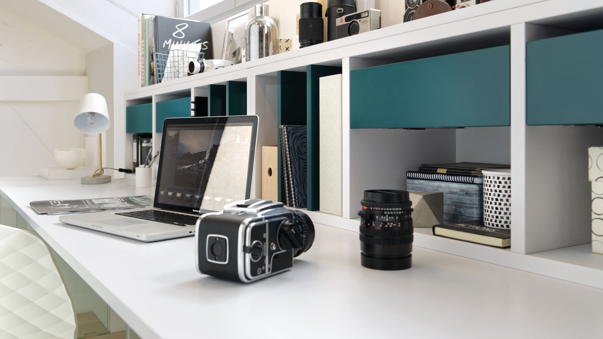 Detailansicht auf diesen weiß-grünen Schreibtisch