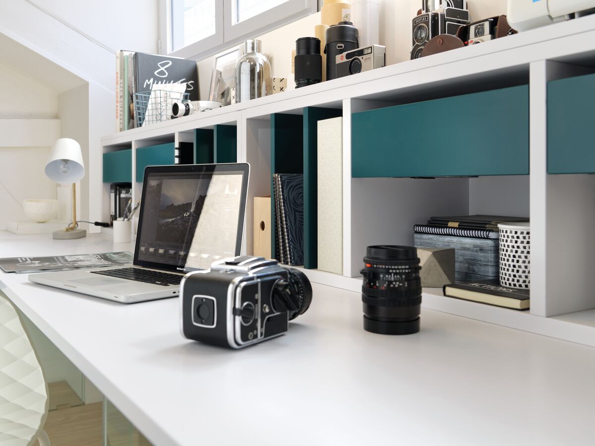 Vue zoomée sur le bureau blanc et vert