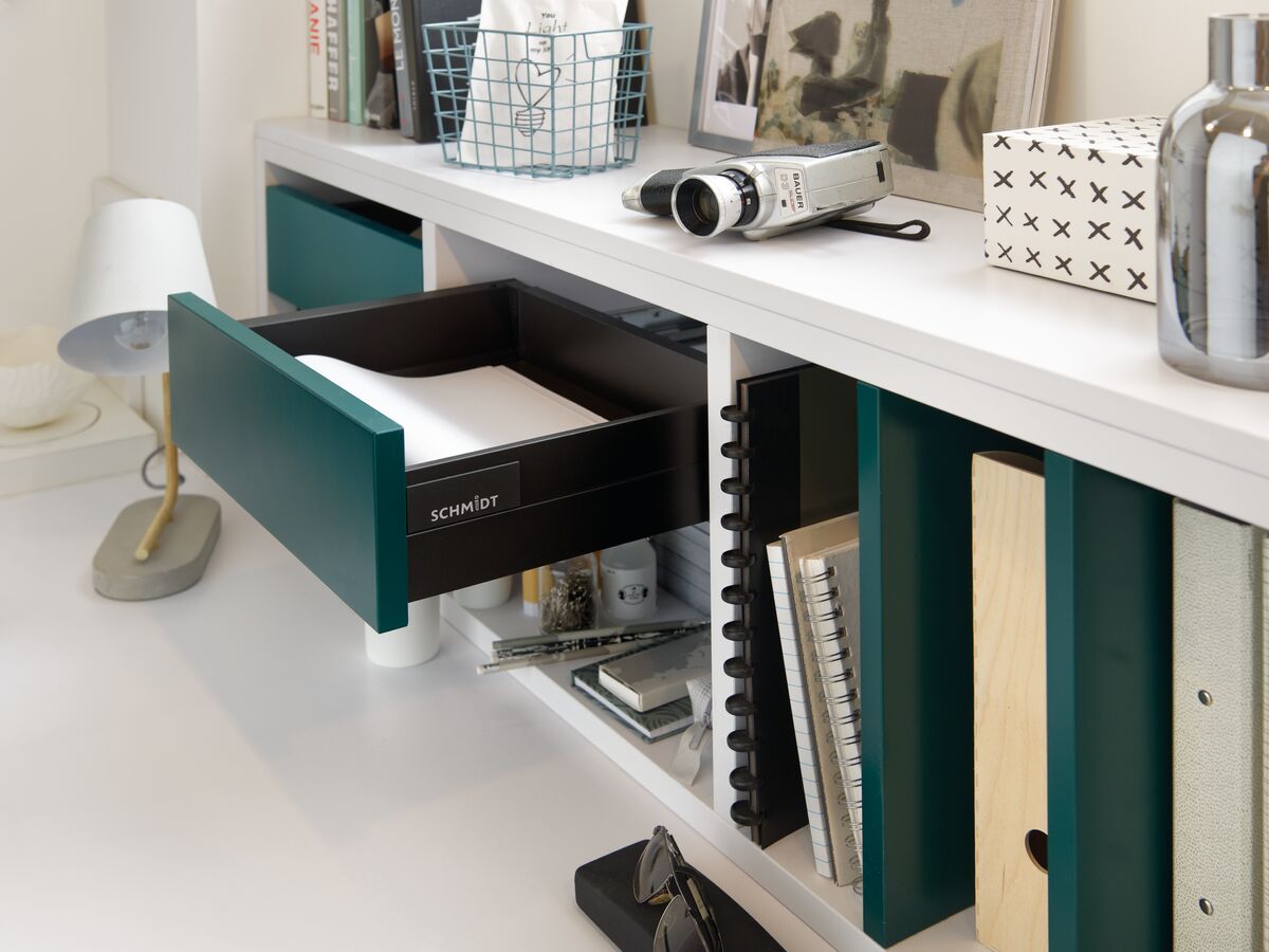 Vue zoomée sur le bureau blanc et vert tiroir ouvert