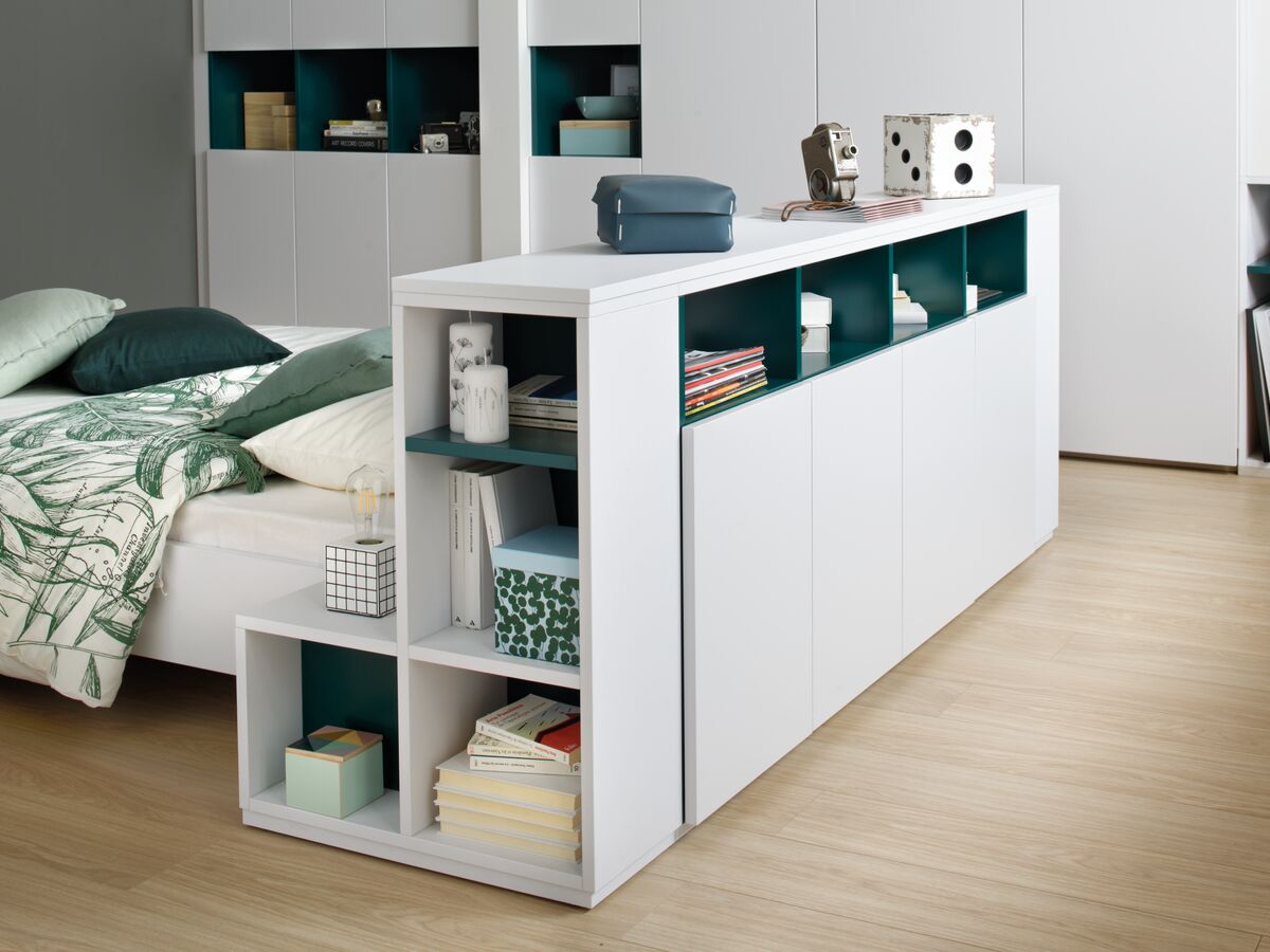 Vue globale de la tête de lit blanc vue de trois quart arrière