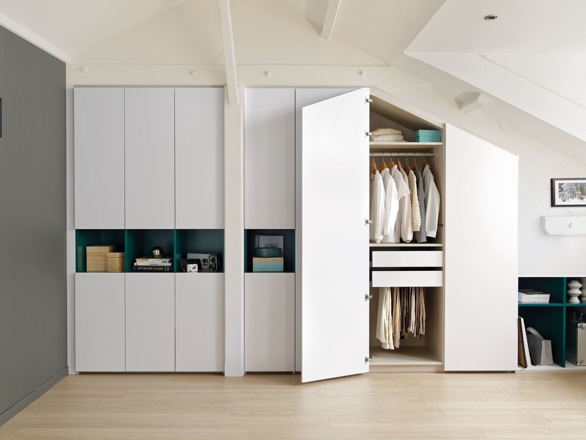 Vue globale du dressing blanc avec porte de penderie ouverte