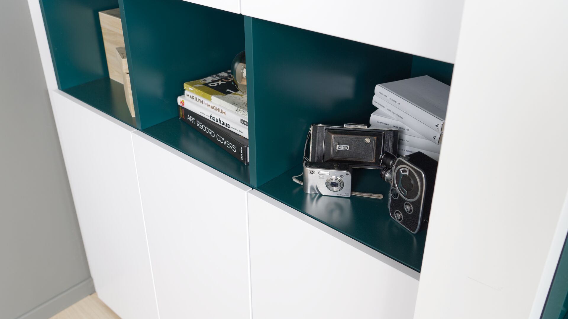 Detailansicht auf den grünen Zwischenteil des weißen Schranks