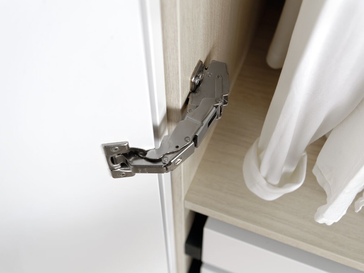 Vue zoomée sur la charnière du milieu de la porte de la penderie du dressing blanc