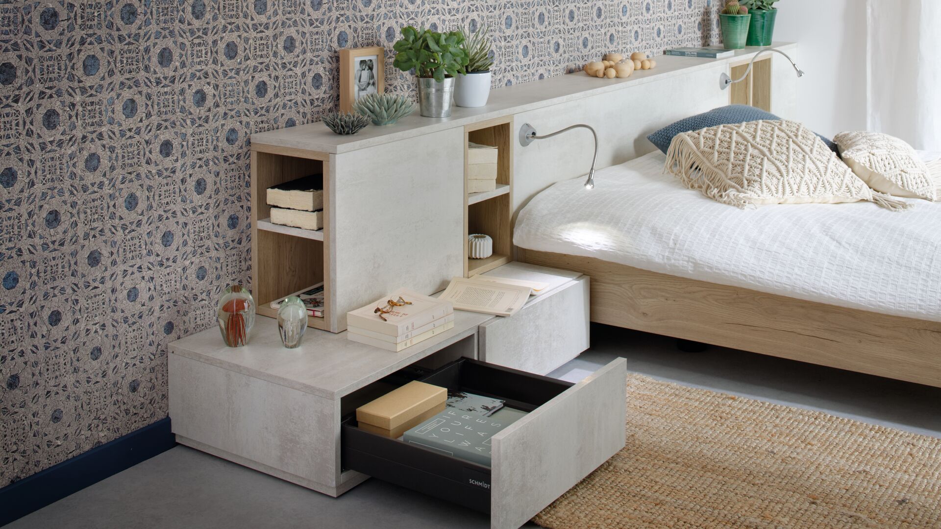 Atmosphärische Ansicht des Schranksystems in Arcos Melamindekor in hellbeige Harvey, gerahmt auf den Schubkästen rund um das Bett herum