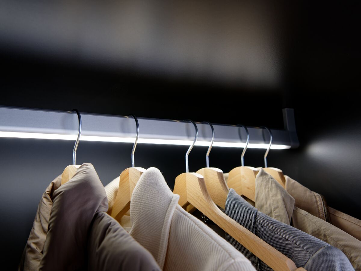 Tringle éclairante à LED pour penderie