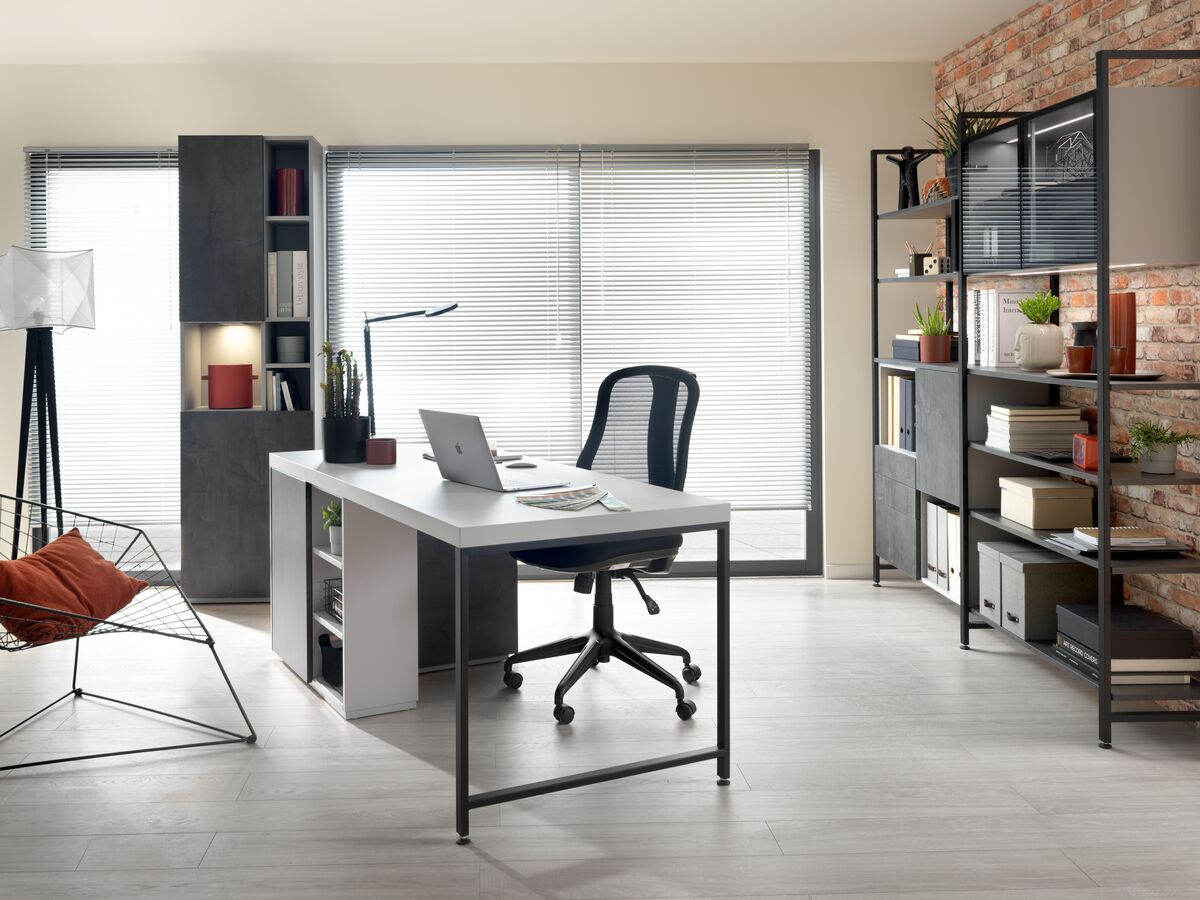 Kantoorruimte in industriële stijl met zwarte metalen legplanken en grijze meubels