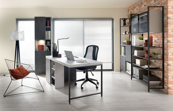 Bureau style industriel avec étagères métalliques noires et meubles gris