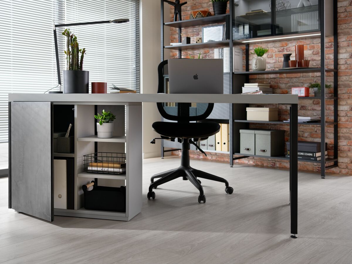 Grijze kantoorruimte met dubbelzijdige opbergruimte