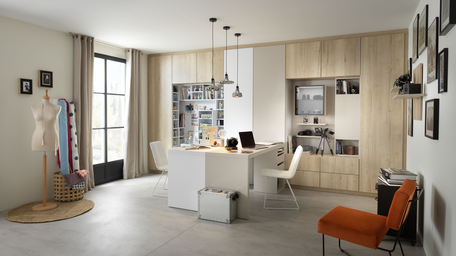 Sala de ocio taller de costura y almacén de material de fotografía