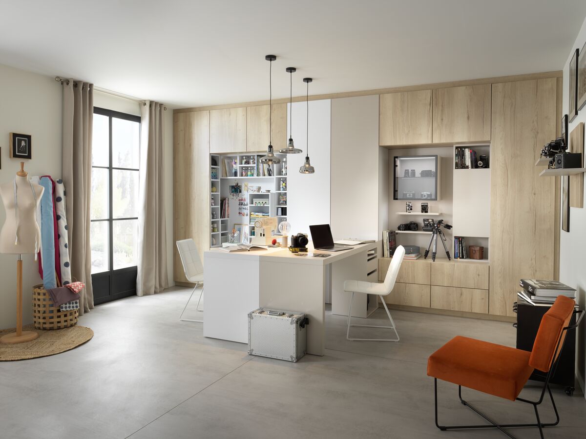 Hobbyruimte met naaiatelier en opbergruimte voor fotomateriaal