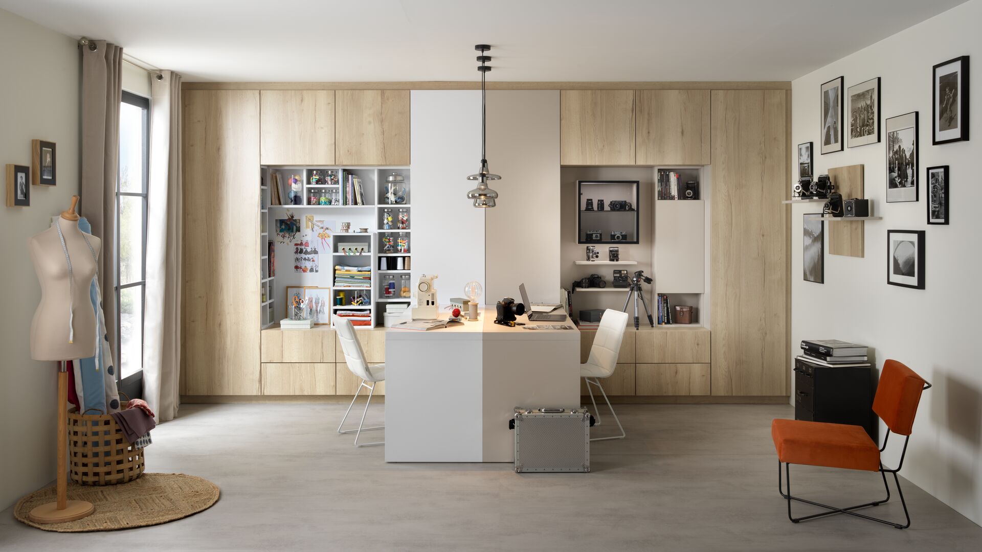 Sala de ocio acondicionada como taller de costura y estudio de fotografía amateur