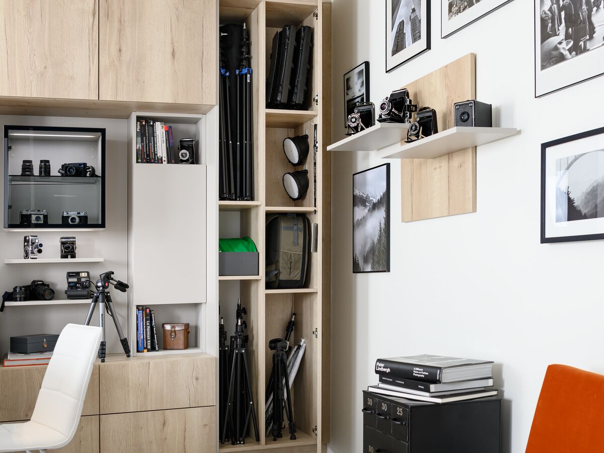 Opbergruimte op maat voor fotoaccessoires zoals statieven, tassen en lampen