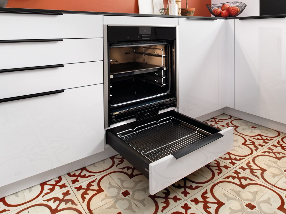 Vue du four Rosières avec porte ouverte encastrable et tiroir du dessous ouverte