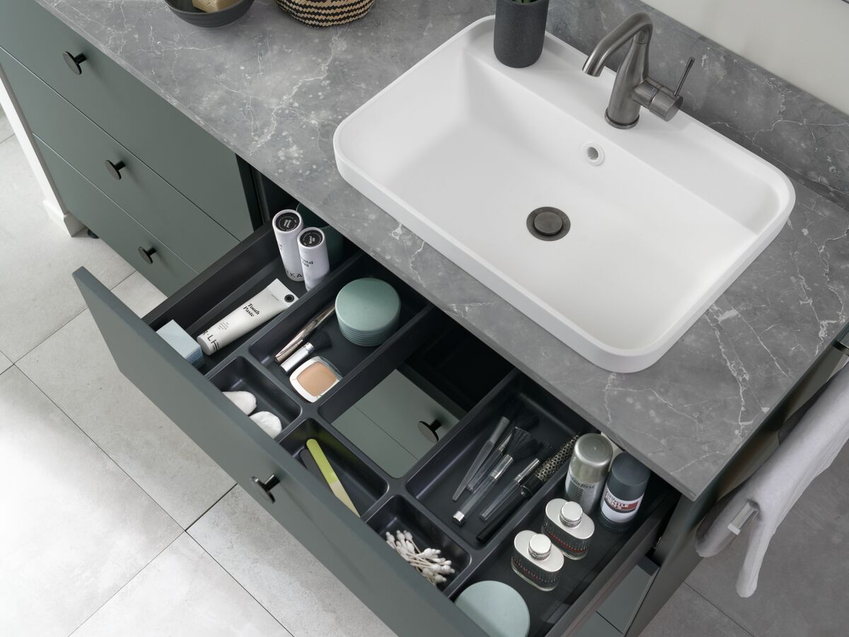 Plan de toilette aspect pierre Rocca Grey et tiroirs coulissants avec organisateur produit cosmétique