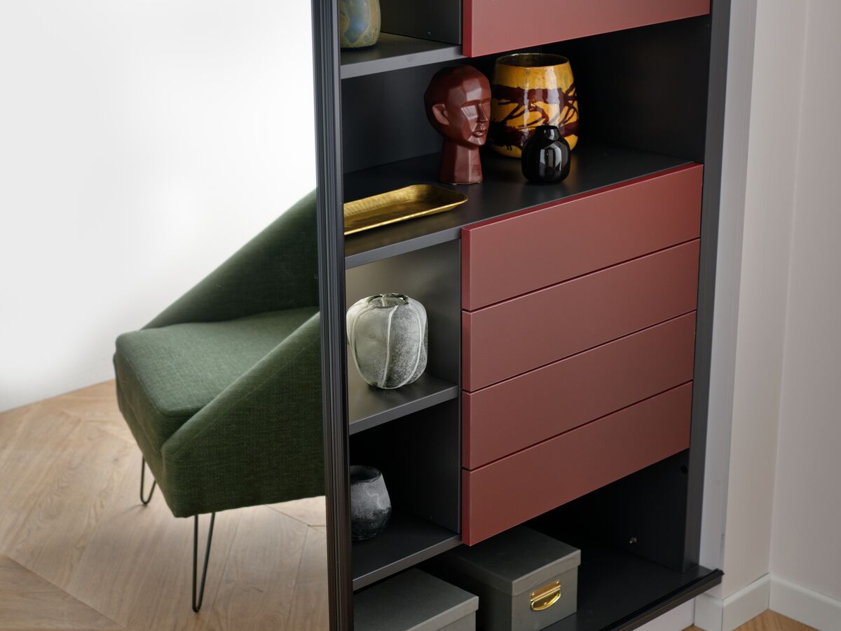 Aménager un placard entrée design avec niches ouvertes