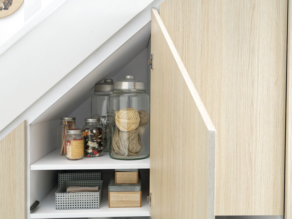 Détail de face du placard ouvert du placard sous-pente
