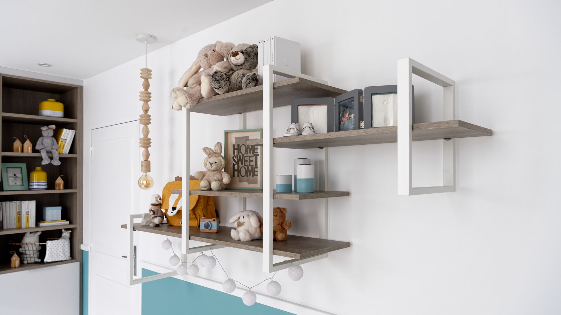 Étagère suspendue avec peluches dans chambre pour enfant