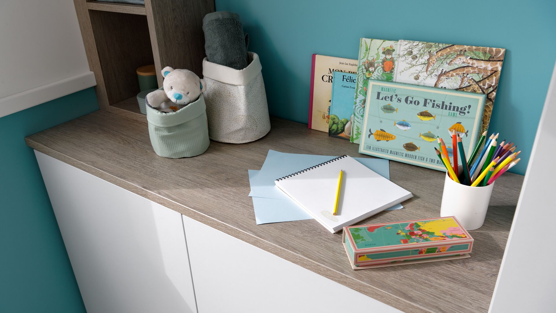 Étagère avec bibelots dans une chambre pour enfant